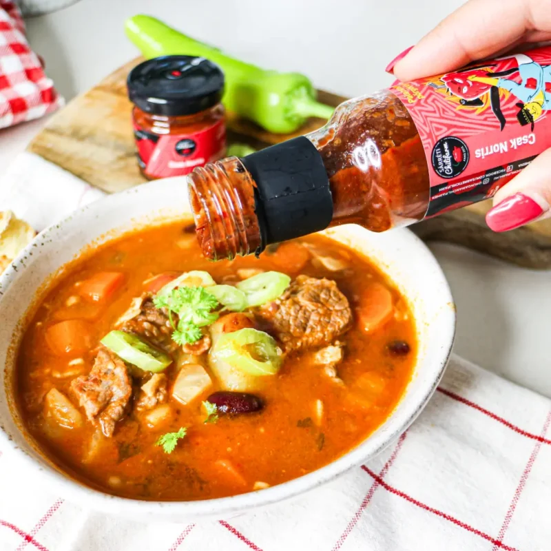 Babgulyás Csak Norris Carolina Reaper chili krémmel tálalva