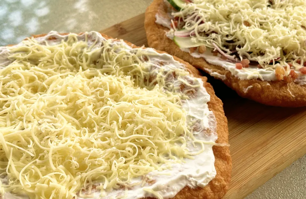 Retró sajtos tejfölös lángos elkészítve, tálalva