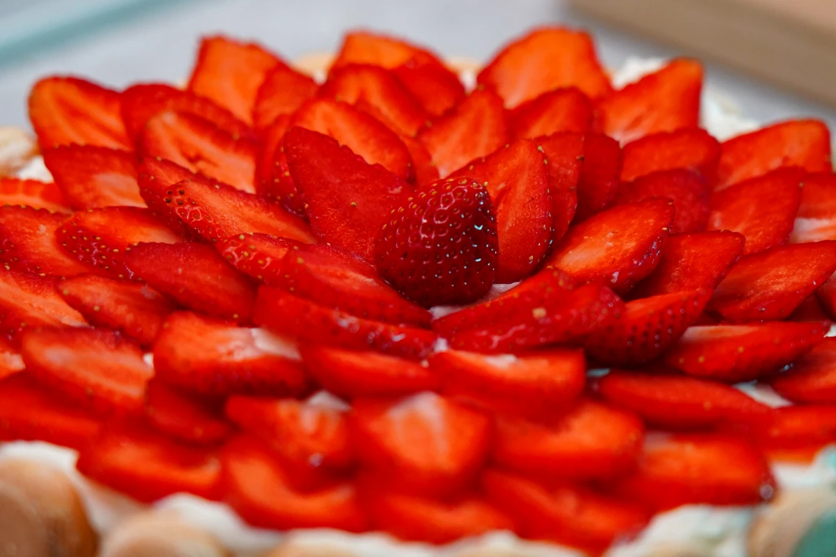 Tálalt, elkészült epres tiramisu rengeteg eperrel