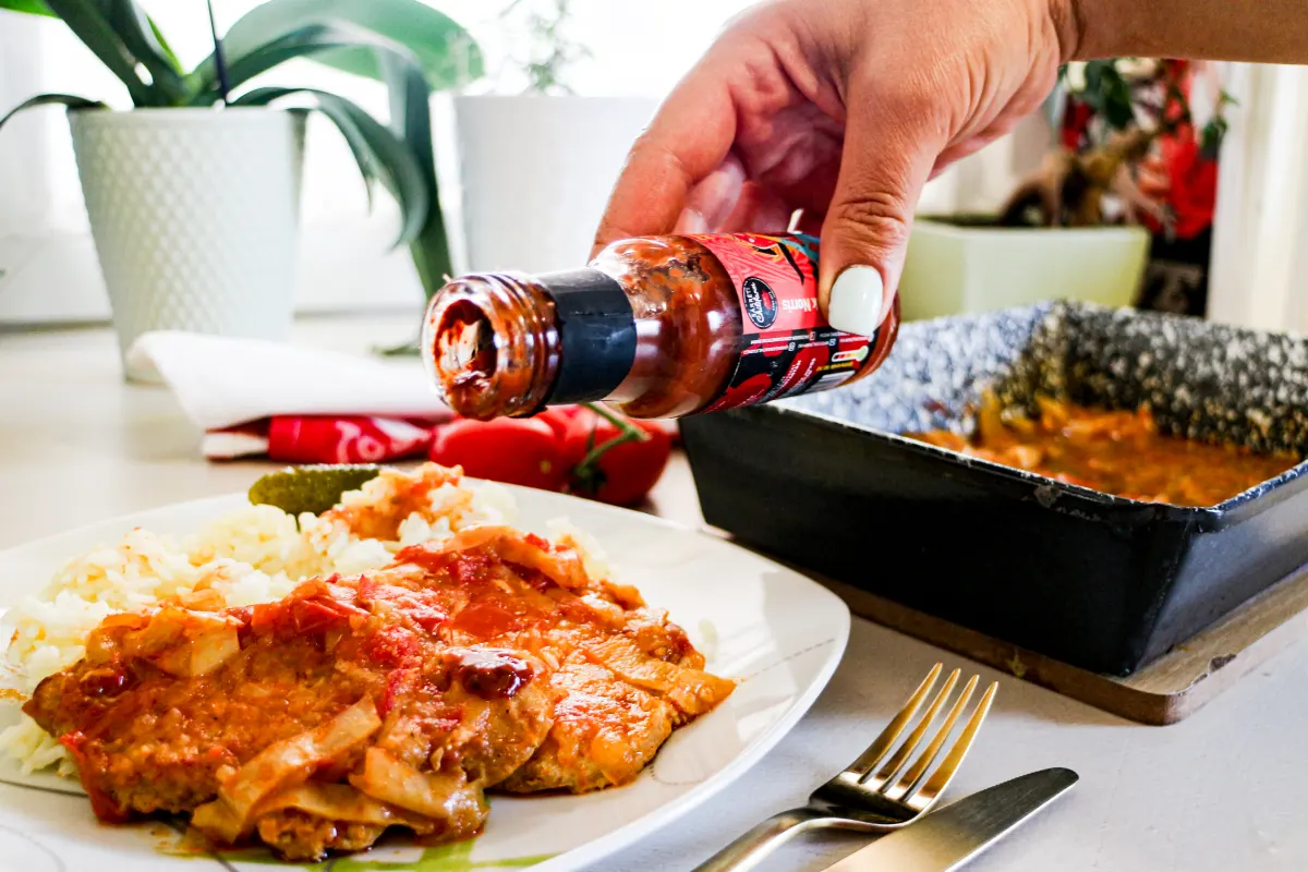 Lecsós szelet Carolina Reaper chili krémmel tálalva