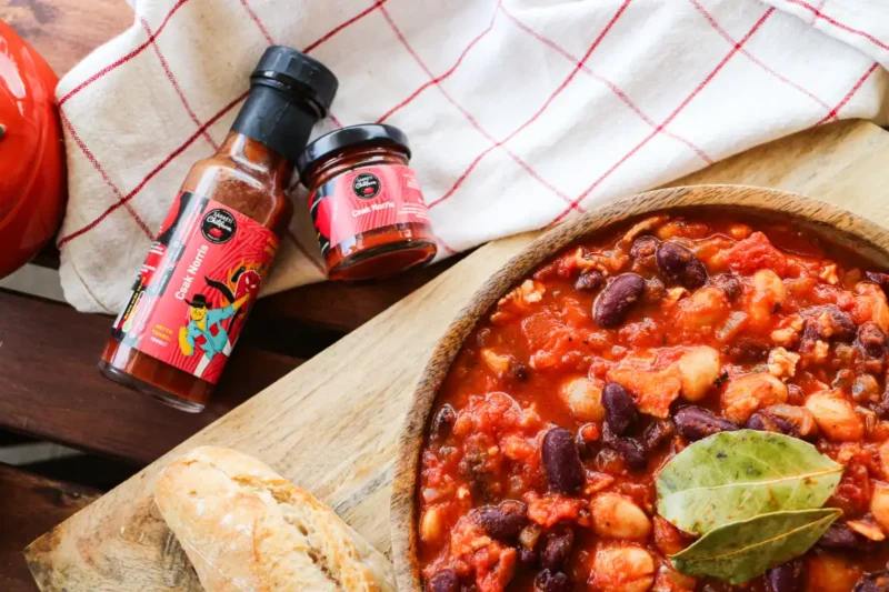 Hagymás bab Csak Norris Carolina Reaper chili krémmel tálalva