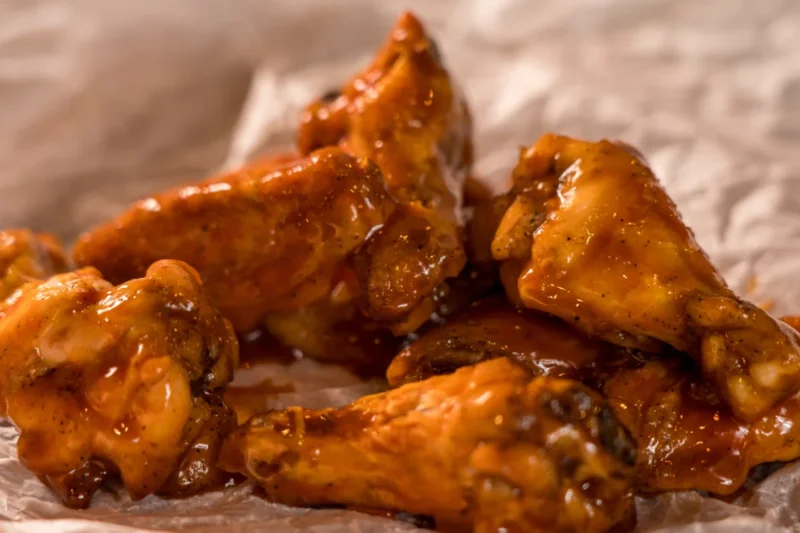 Mézes Sriracha chilis csirkeszárny tálalva zsírpapíron