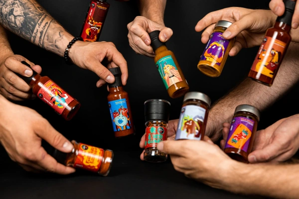 Chili szószok kézben tartva