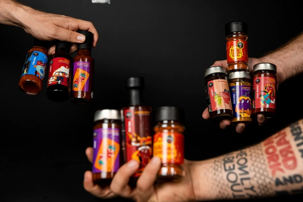 Chilis termékek kézben tartva