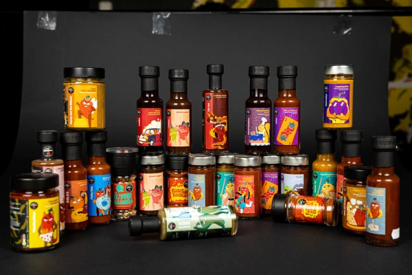 Chilis termékek fekete háttér előtt